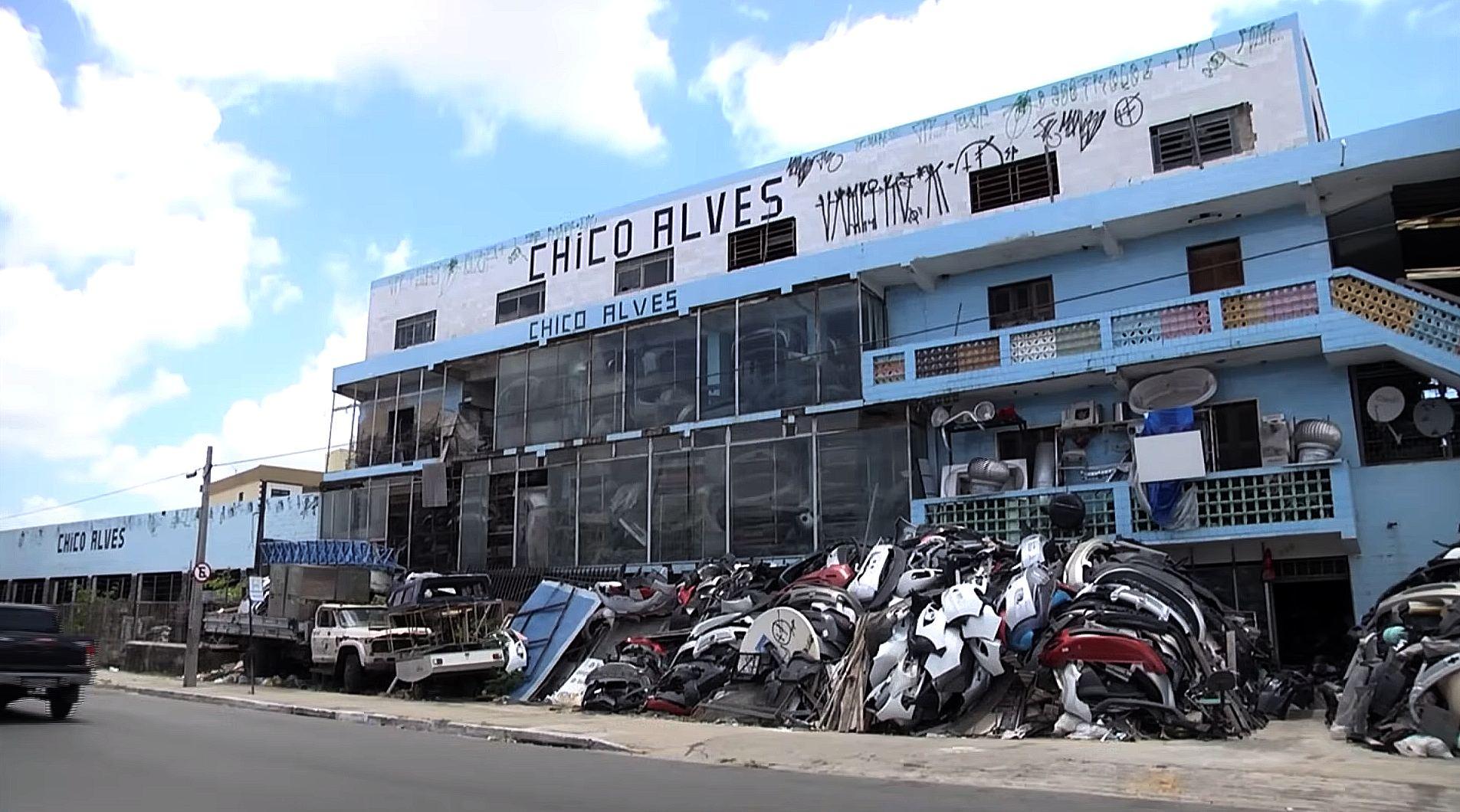 Fachada da sucata Chico Alves antes do incêndio.