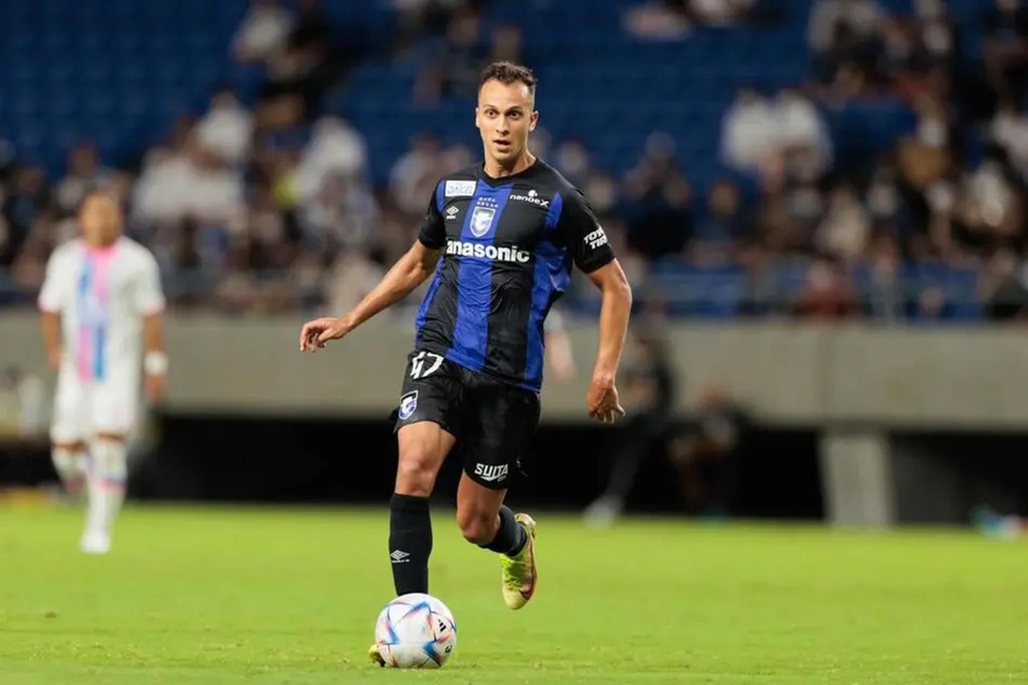Juan Alano em ação pelo Gamba Osaka