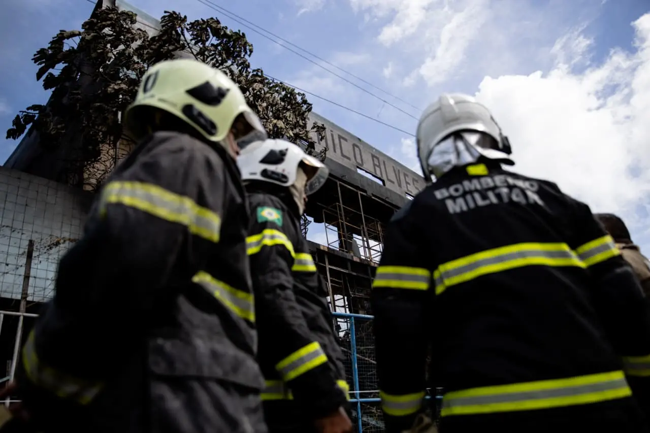Imagem mostra corpo de bombeiros em ação durante incêndio na sucata do chico alves em Fortaleza.