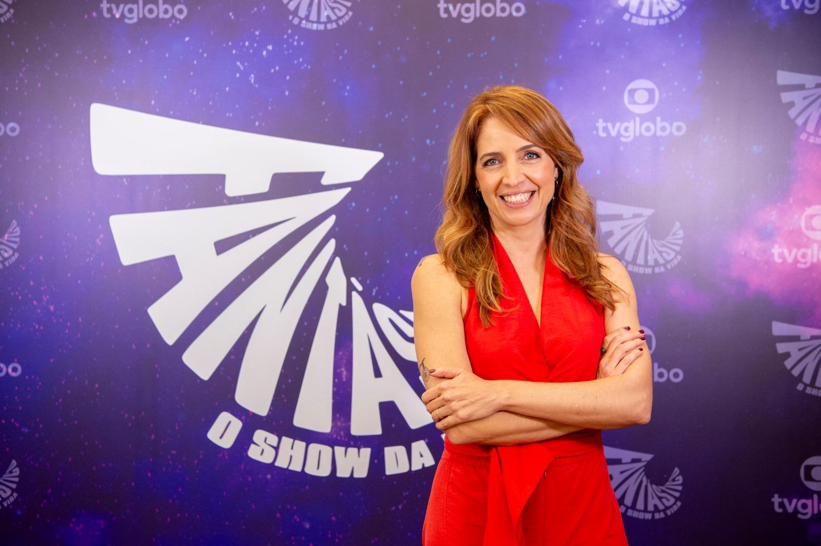 Apresentadora Poliana Abritta posa para foto.