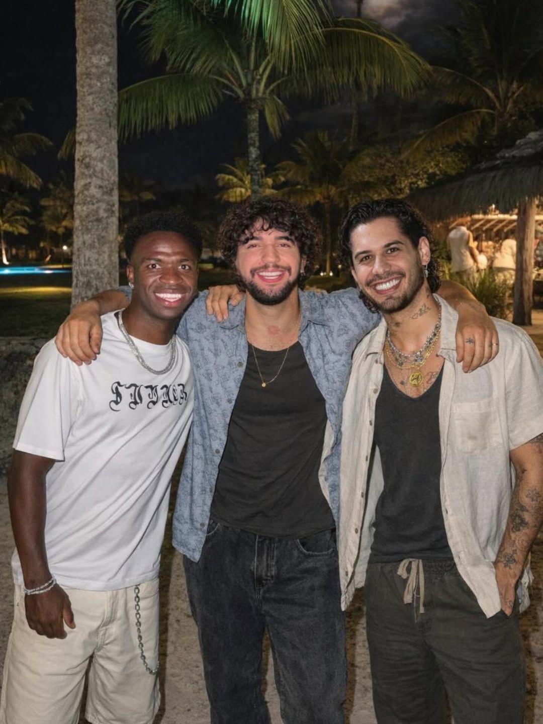 Imagem com Vini Jr, ao lado de Nattan e Zé Felipe. Nattan no meio da imagem com o braço por cima do ombro dos dois.