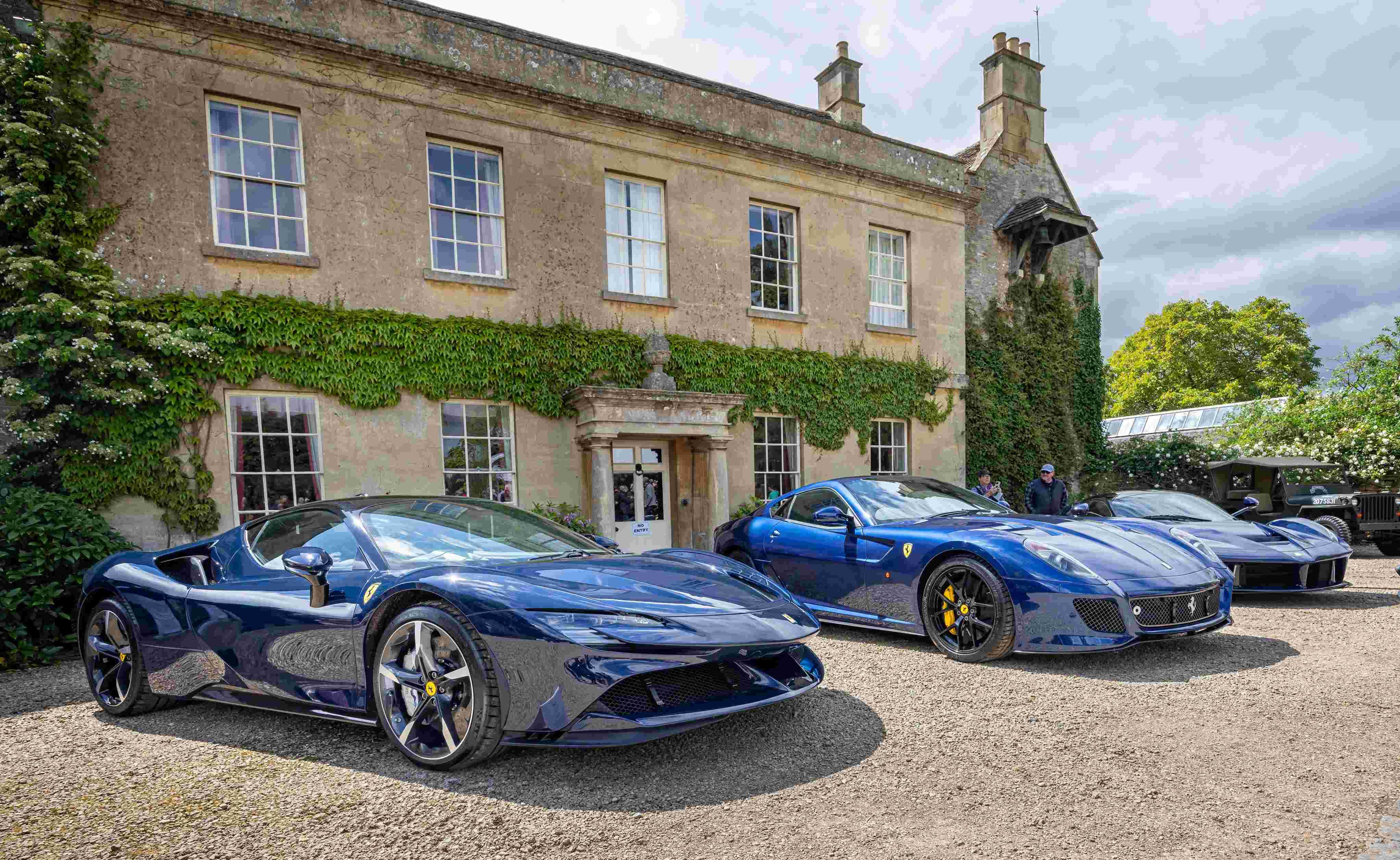 Imagem de carros e uma mansão de luxo.