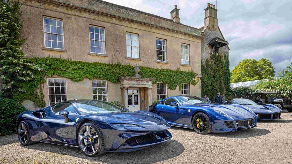 Imagem de carros e uma mansão de luxo.