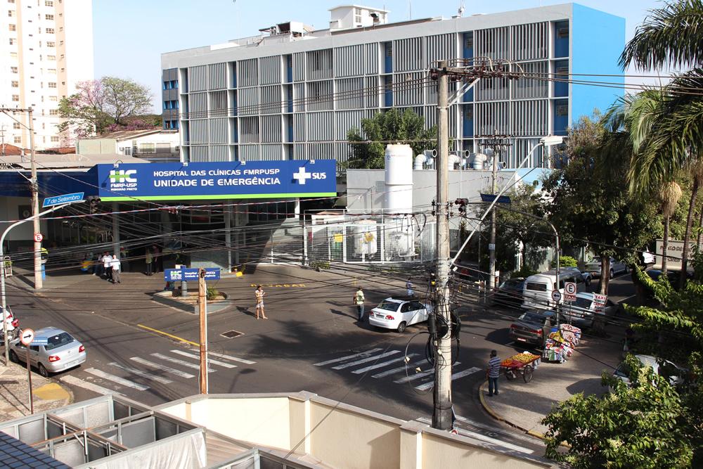 Imagem de parte da fachada da unidade de emergência do Hospital das Clínicas de Ribeirão Preto, no interior de São Paulo.
