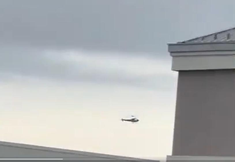 Imagem feita por um transeunte mostra momento em que helicóptero perde altitude após colidir com outro.