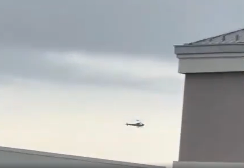 Imagem feita por um transeunte mostra momento em que helicóptero perde altitude após colidir com outro.