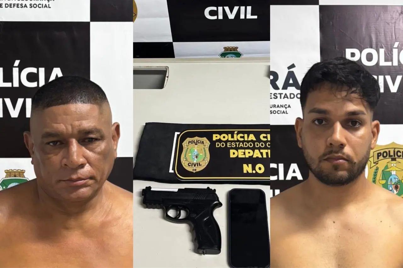 Dupla de suspeitos e arma apreendida em operação policial, com fundo de banner da Polícia Civil do estado do Ceará.