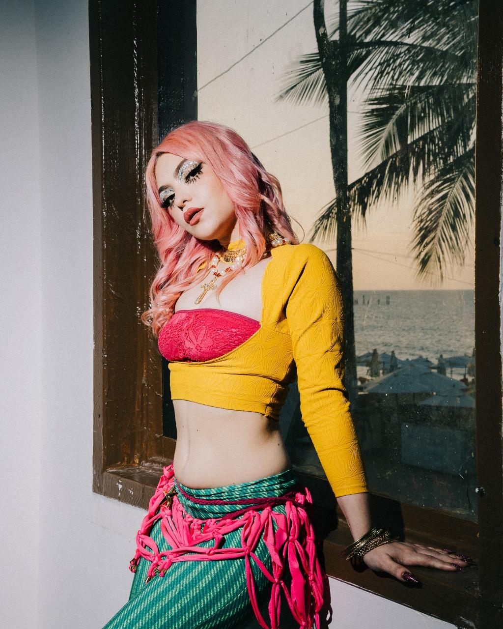 Artista faz show que enaltece a história do pop e a criação cearense no gênero.