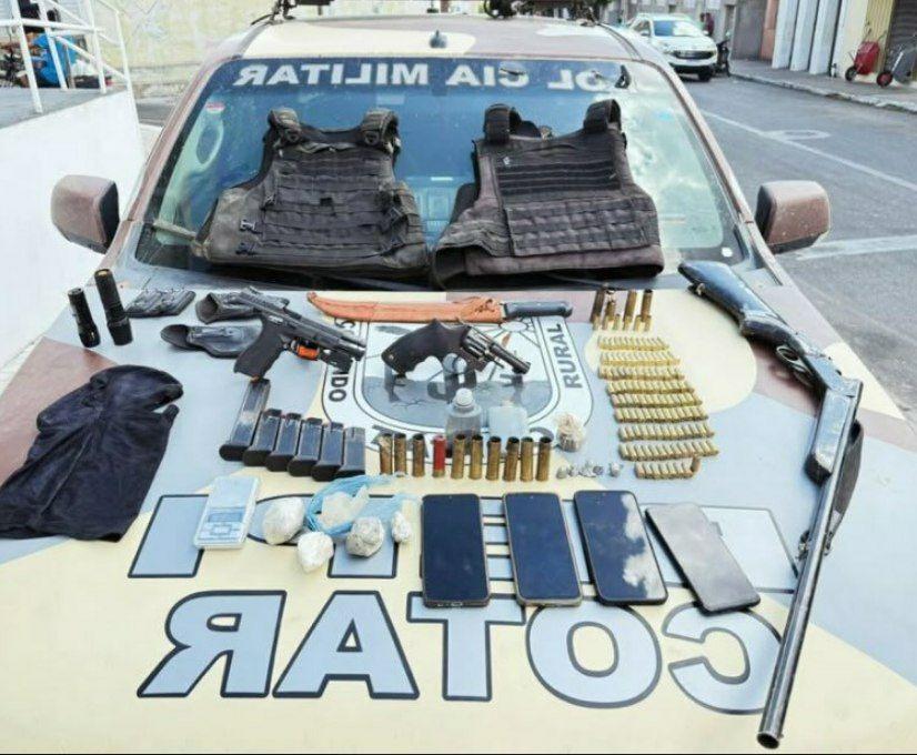 motos, armas, municoes apreendidas pela policia militar do ceara em ocorrencia no interior.