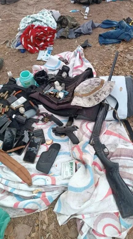 Três armas foram apreendidas.