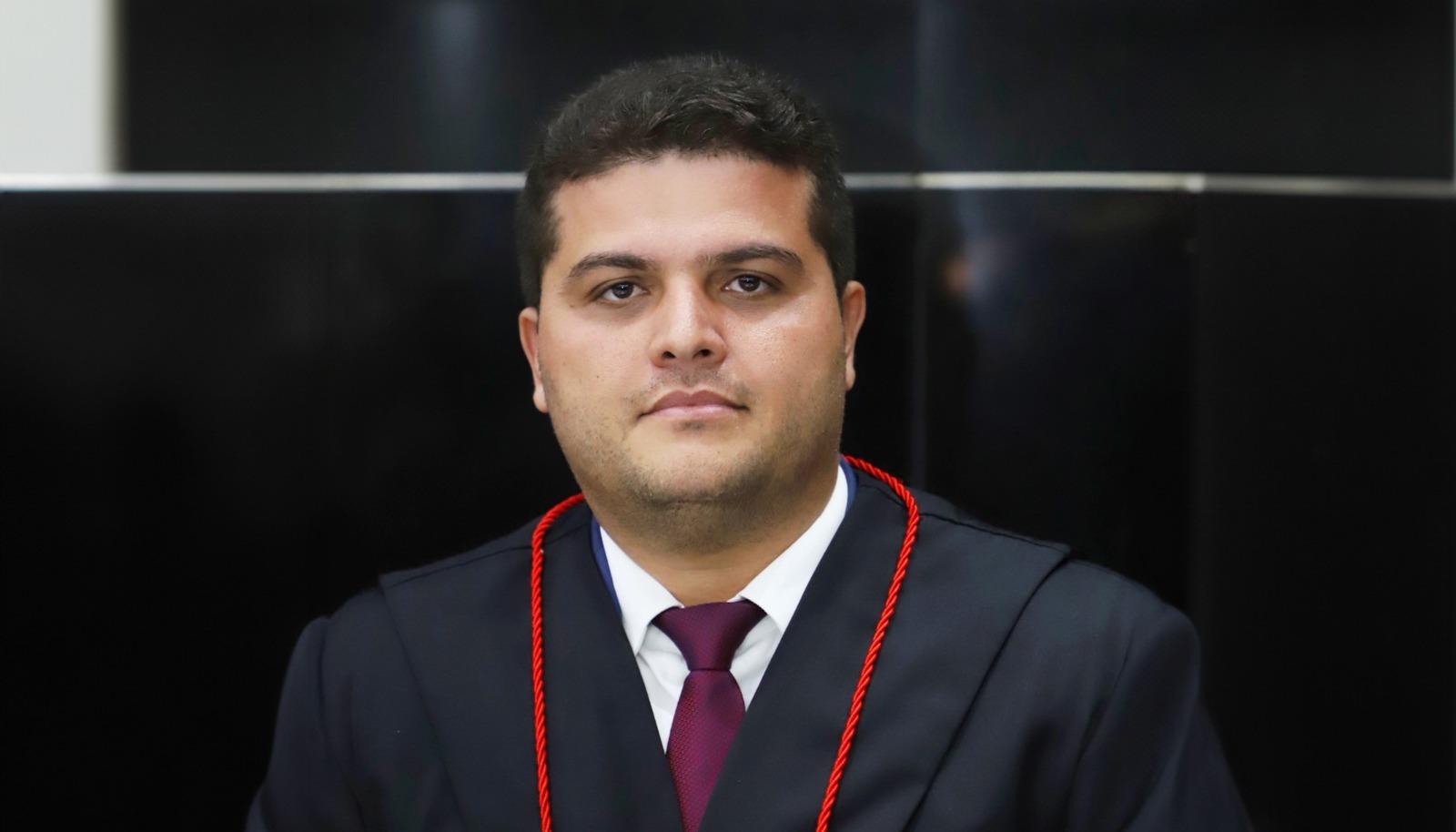Novo procurador-geral, Herbet, com as vestimentas de membro do MPCE.