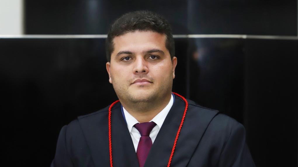 Novo procurador-geral, Herbet, com as vestimentas de membro do MPCE.