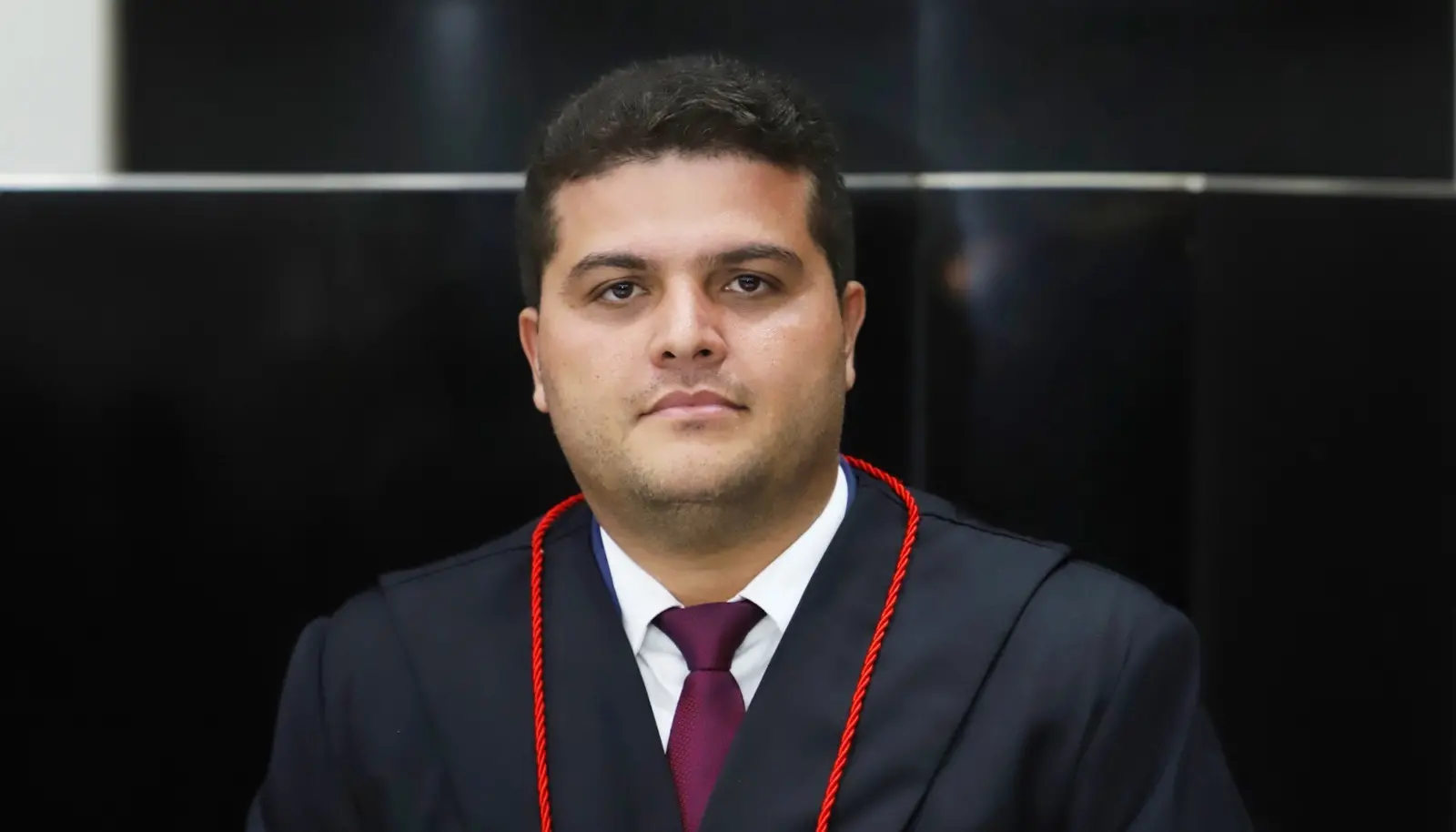 Novo procurador-geral, Herbet, com as vestimentas de membro do MPCE.