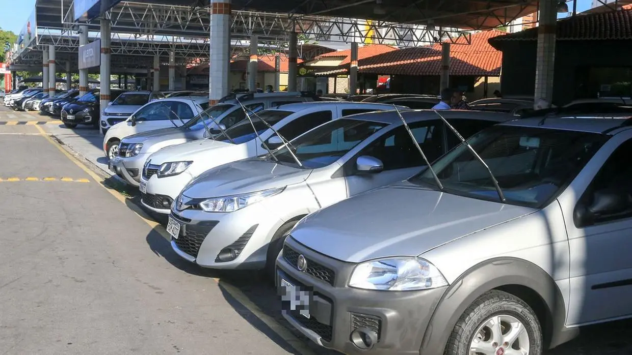 Foto de carros usados em pátio de revendedora em Fortaleza, utilizada para ilustrar matéria que fala de desvalorização do mercado de usados no Ceará.