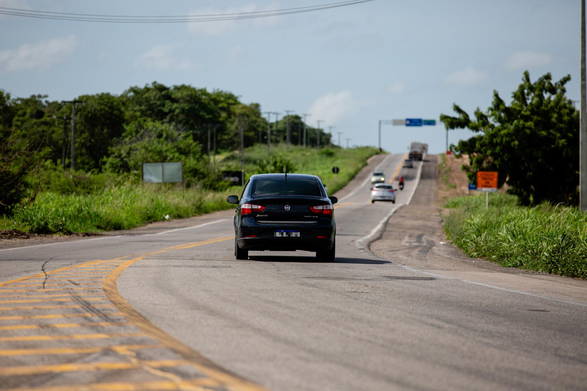 Carro transitando na BR-116 no Ceará.
