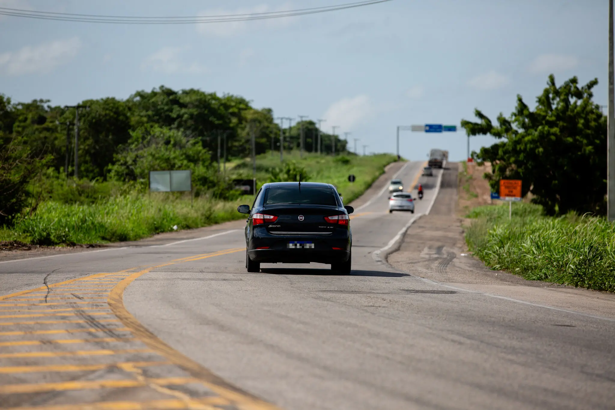 Carro transitando na BR-116 no Ceará.