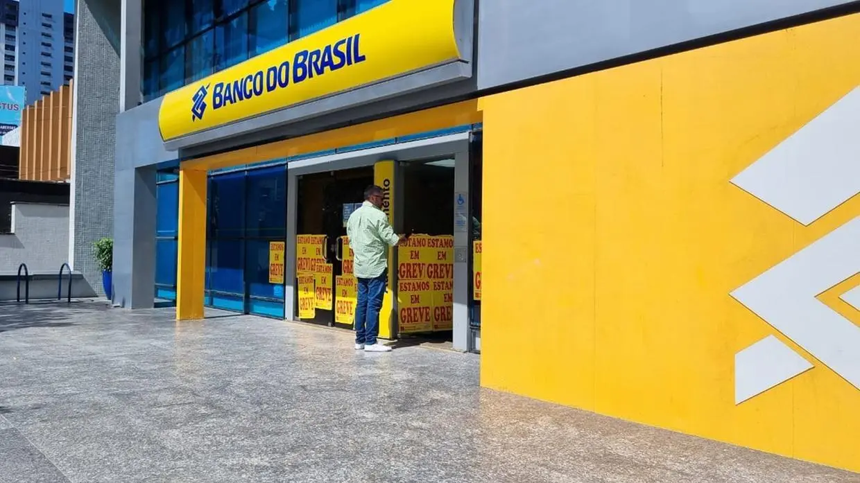 Foto de um banco.