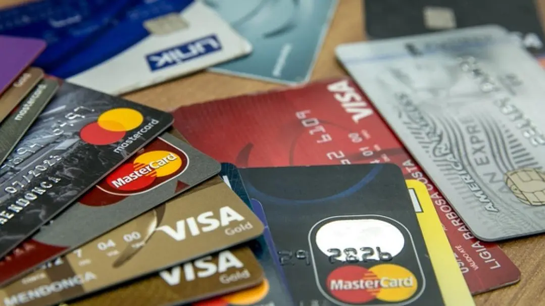 Cartões de crédito sobre uma mesa.