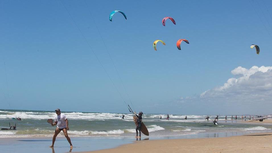 Imagem da prática de Kitesurf na praia do futuro ilustra matéria sobre feriados de 2026.