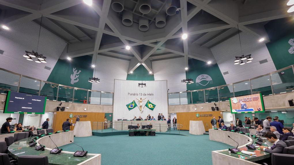 Deputados estaduais durante votação no Plenário 13 de Maio da Alece em 18 de dezembro de 2025.