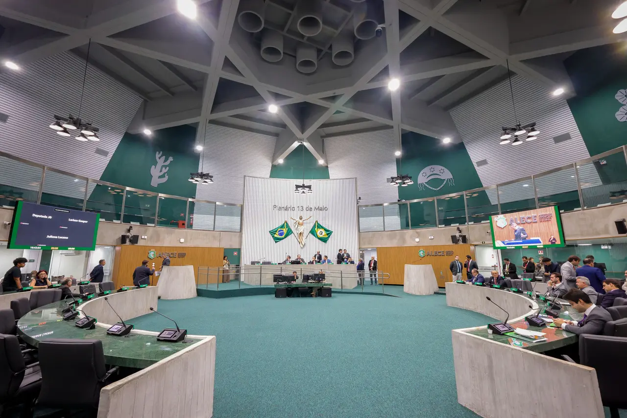 Deputados estaduais durante votação no Plenário 13 de Maio da Alece em 18 de dezembro de 2025.