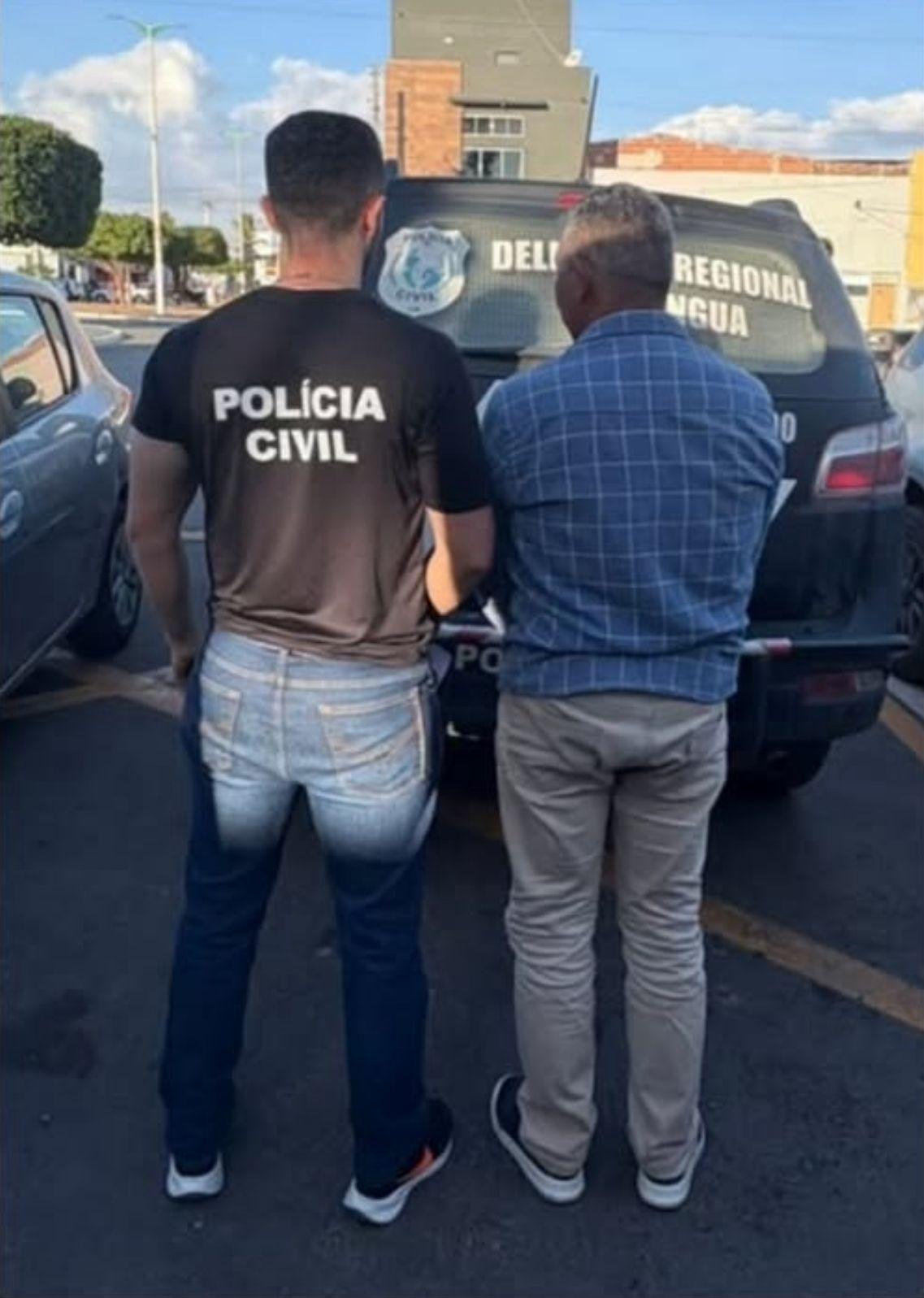 Polícia Civil prende suspeito na rua em frente a uma viatura da Polícia