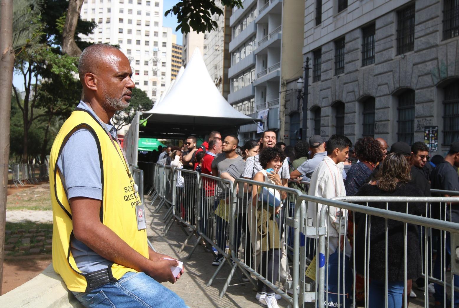 Fila de pessoas desempregadas em São Paulo.