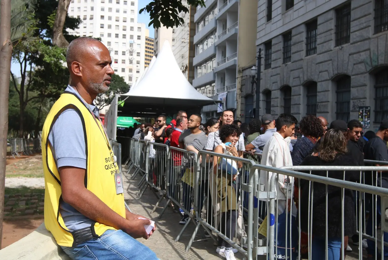 Fila de pessoas desempregadas em São Paulo.