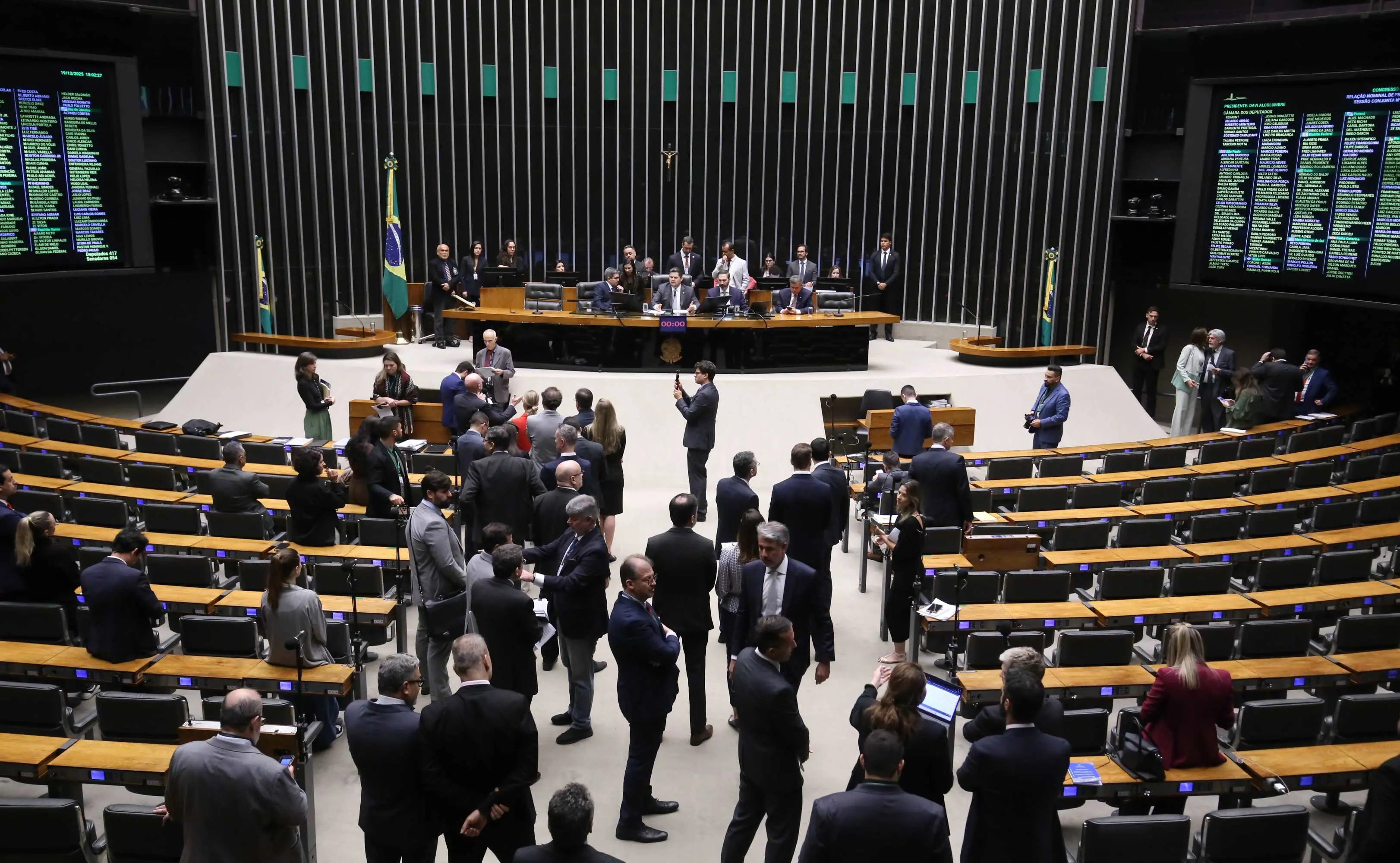 Deputados e senadores sentados e em pé no plenário da Câmara dos Deputados durante uma sessão do Congresso Nacional, em Brasília.