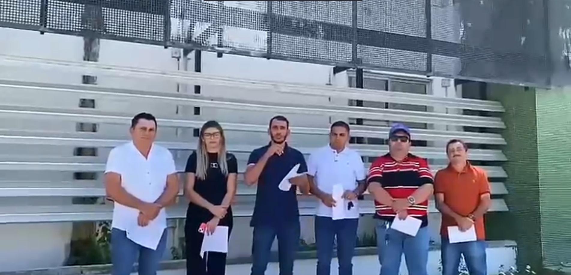 Os seis vereadores de Potiretama que realizaram a denúncia. Eles relatam o episódio diante da Delegacia de Alto Santo.