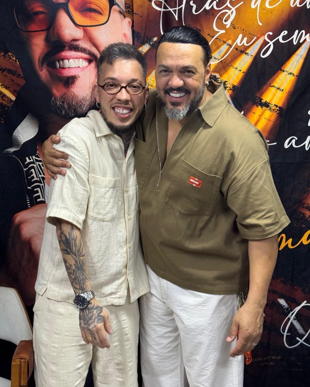 Belinho, com blusa branca, e Belo, com blusa verde, abraçados no camarim do show