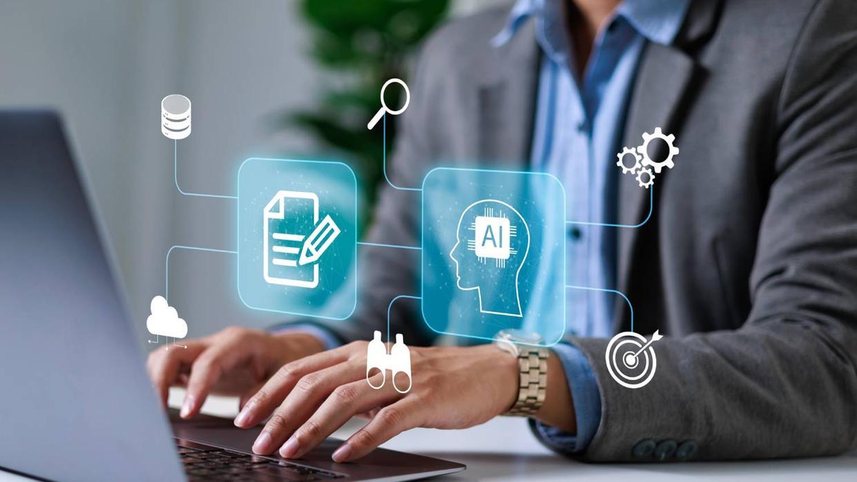 Imagem mostra as mãos de um trabalhador digitando.