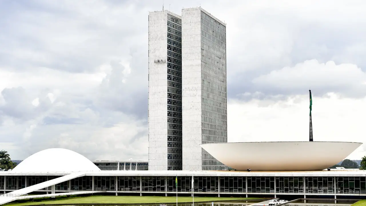 As cúpulas abrigam os plenários da Câmara dos Deputados (côncava) e do Senado Federal (convexa), enquanto nas duas torres - as mais altas de Brasília, com 100 metros - funcionam as áreas administrativas e técnicas que dão suporte ao trabalho legislativo diário das duas instituições.