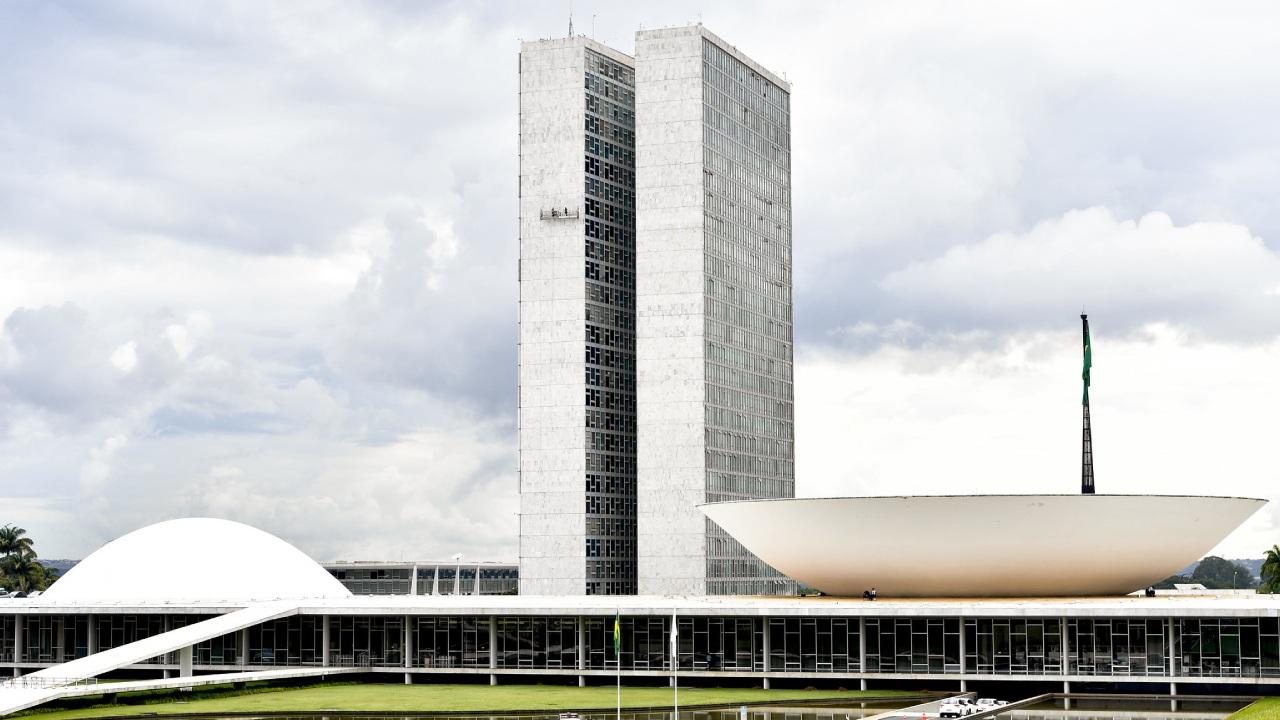 As cúpulas abrigam os plenários da Câmara dos Deputados (côncava) e do Senado Federal (convexa), enquanto nas duas torres - as mais altas de Brasília, com 100 metros - funcionam as áreas administrativas e técnicas que dão suporte ao trabalho legislativo diário das duas instituições.