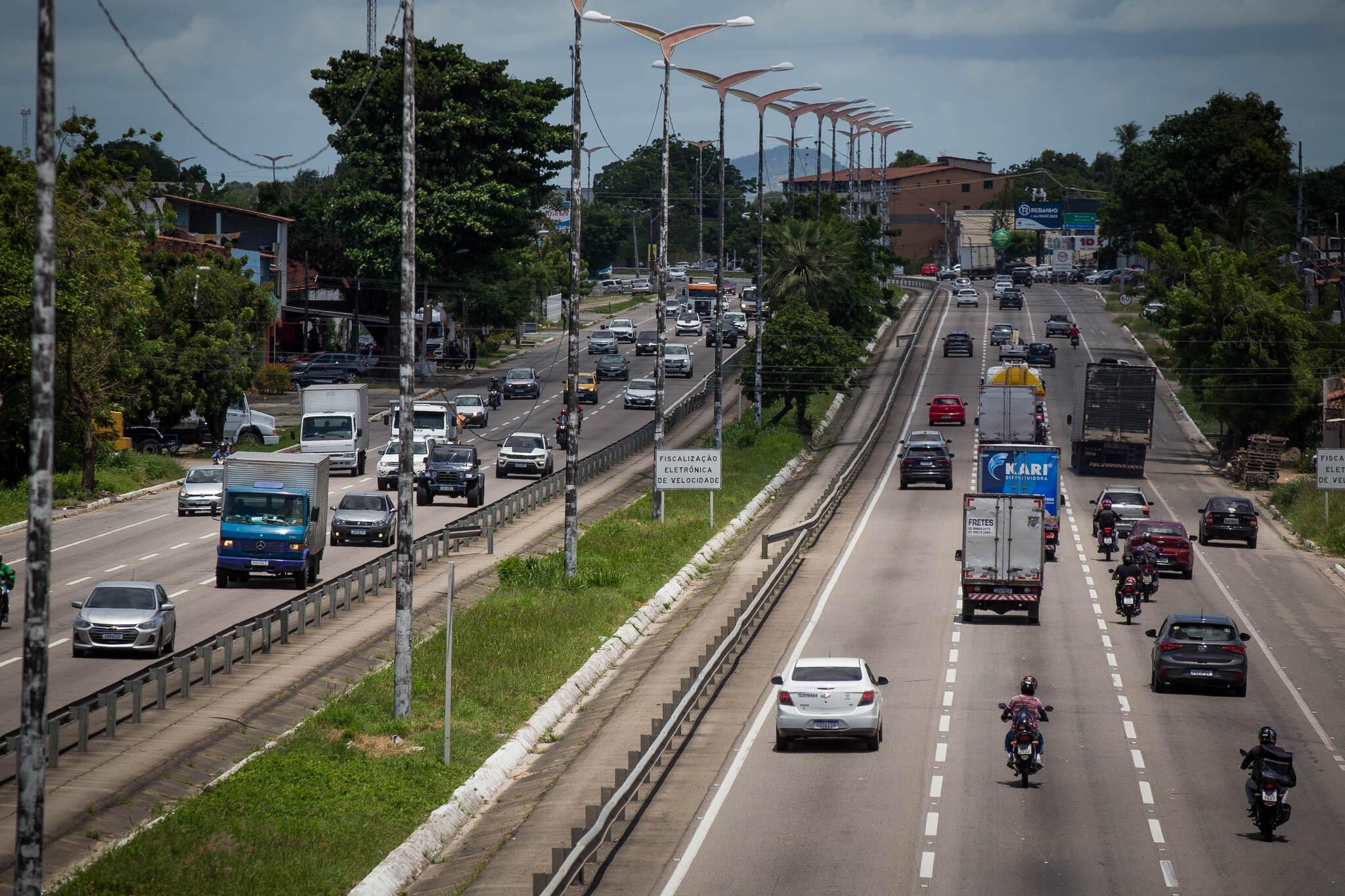 Vista de carros na BR-116.