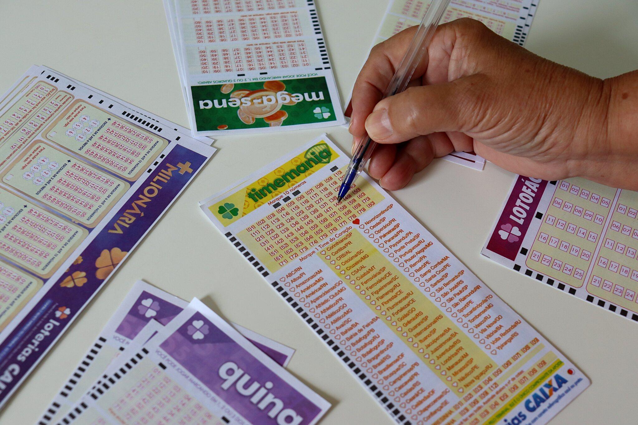 Bilhetes de apostas das Loterias Caixa em uma lotérica.