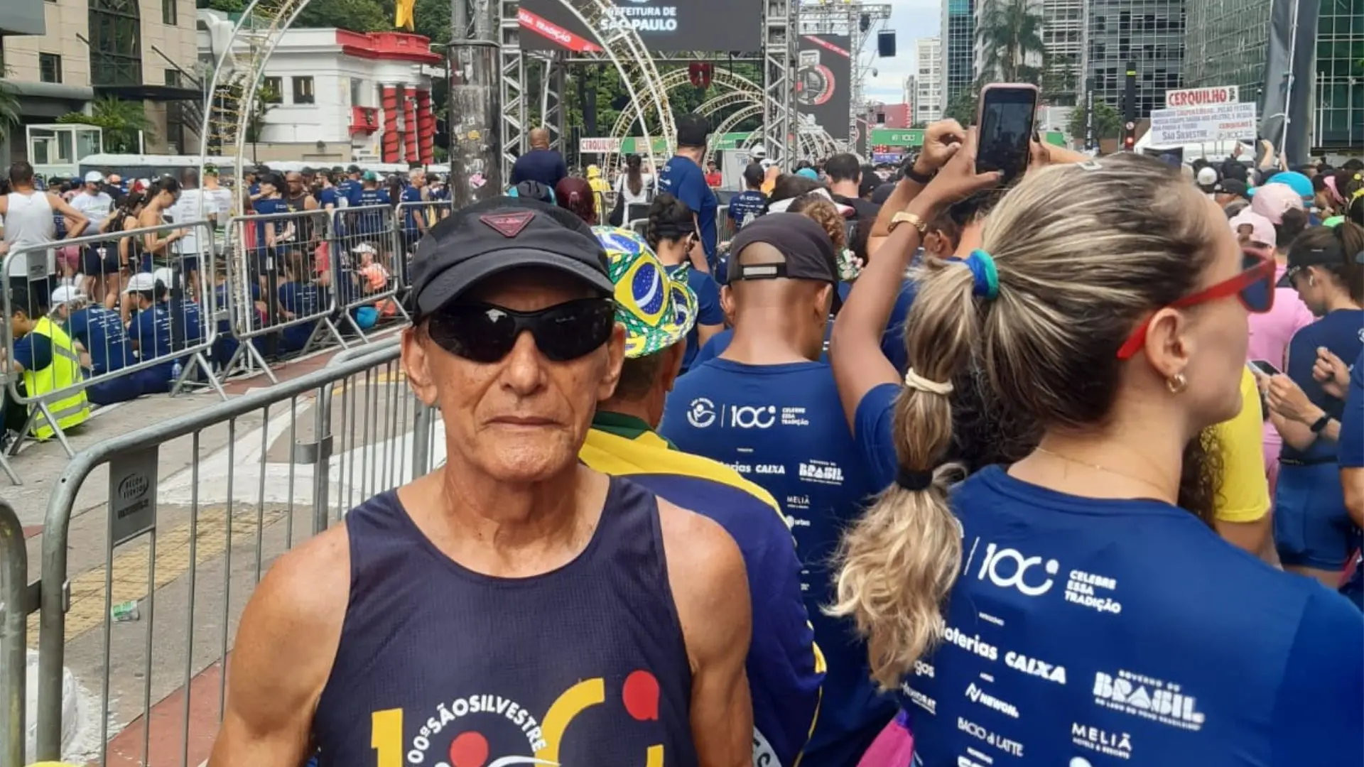 Idoso usa óculos escuros, boné e roupa esportiva para correr a corrida de São Silvestre.