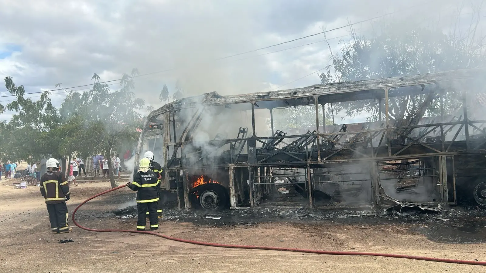 Foto mostra trabalho do Corpo de Bombeiros em incêndio que atingiu ônibus em Canindé.