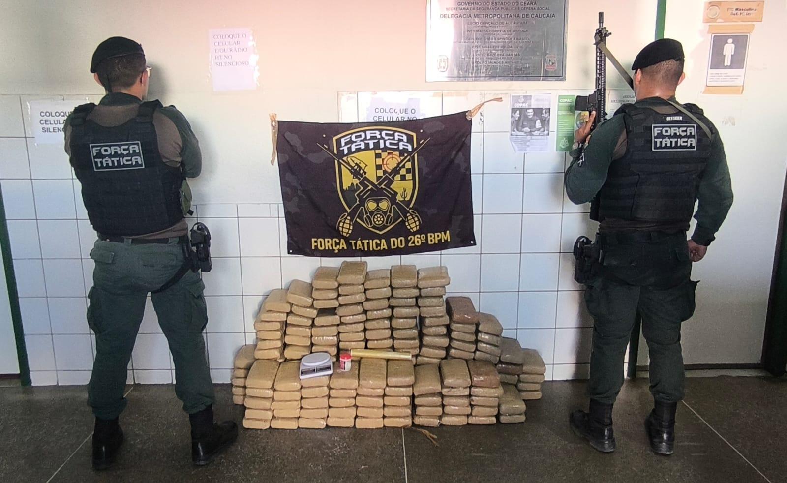 drogas, maconha e policiais militares que apreenderam em caucaia, ceara.