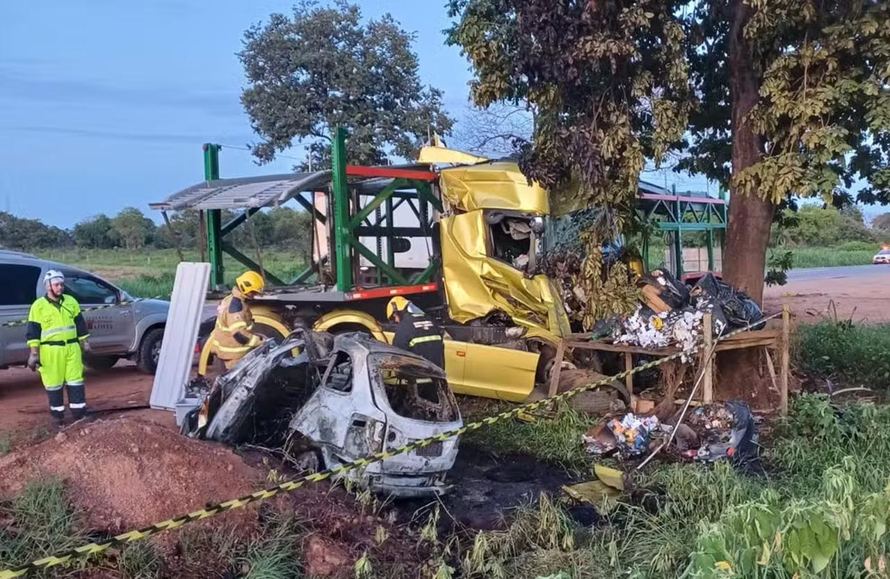 Foto mostra atuação de forças de segurança após acidente fatal envolvendo carreta e carro.