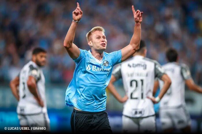 Ronald, volante, tem 23 anos e pertence ao Grêmio