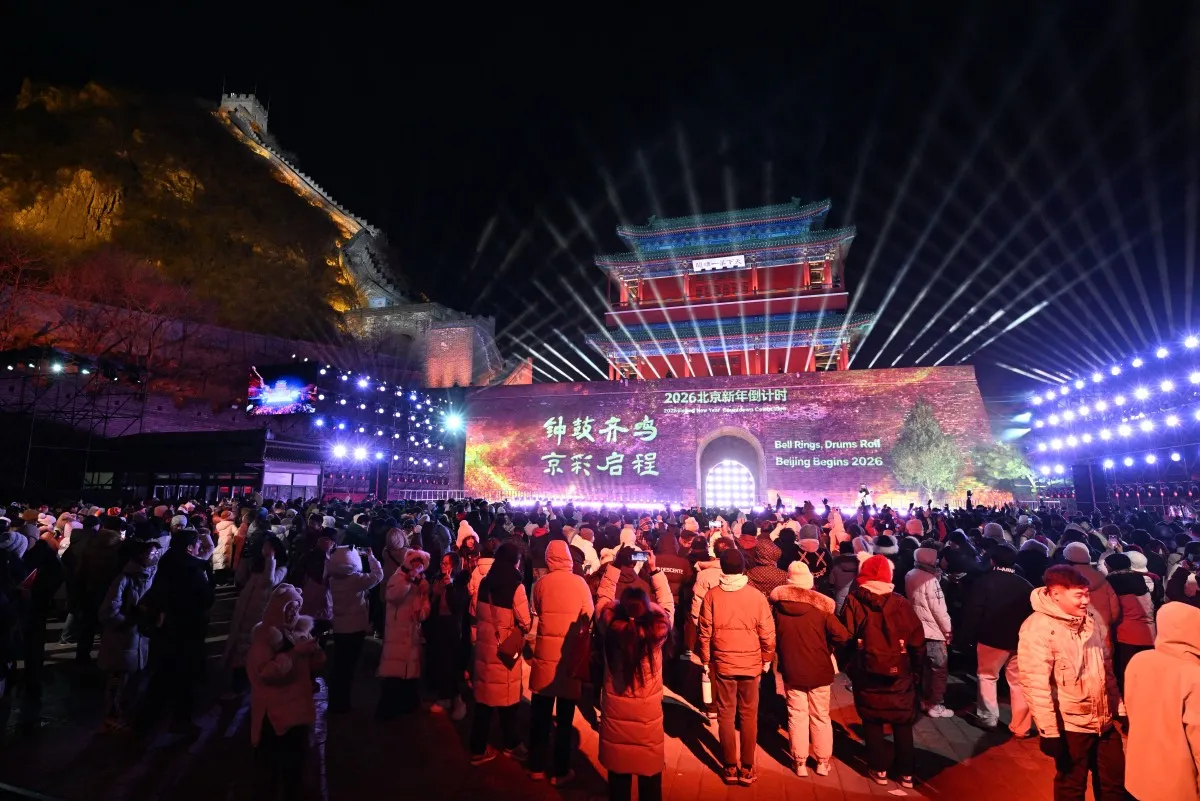 Na China, milhares de pessoas se reuniram nas proximidades da Grande Muralha de Juyongguan para a contagem regressiva.