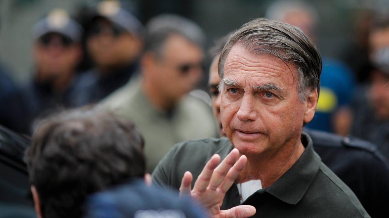 bolsonaro acenando, ex-presidente.