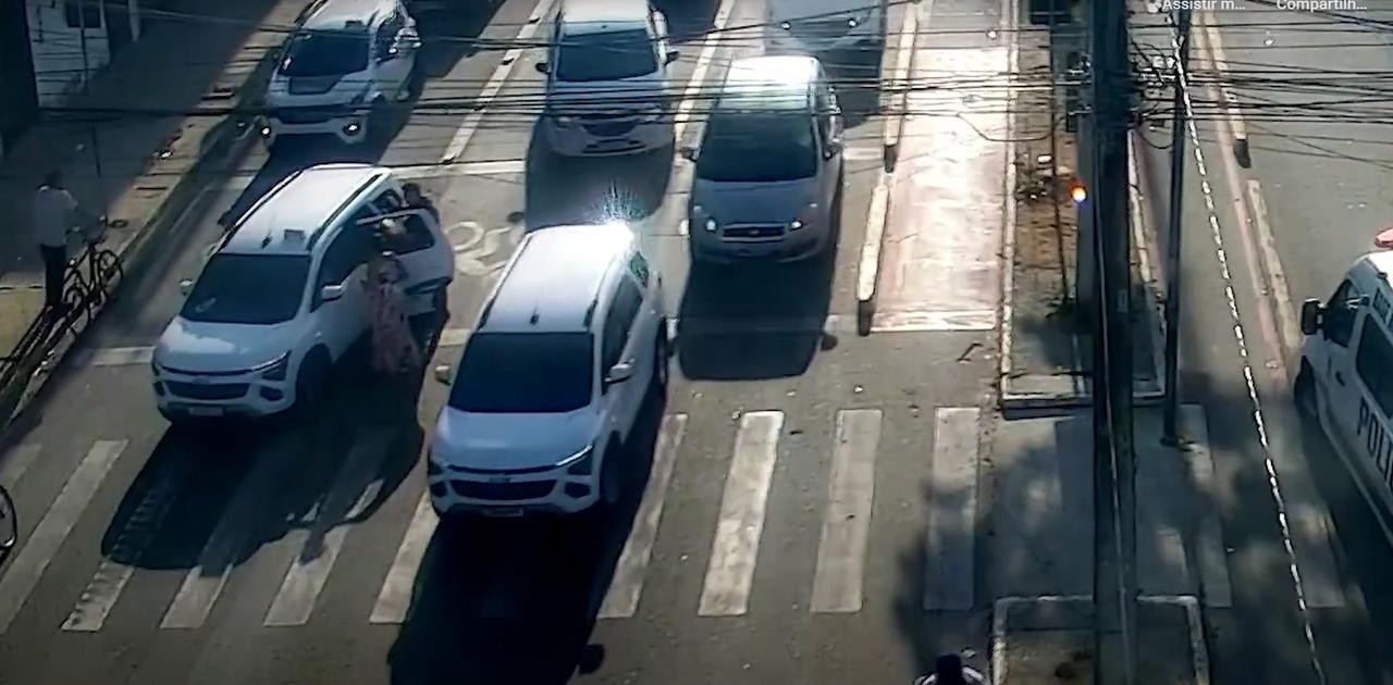 Imagens de câmeras de segurança mostram policiais auxiliando parto dentro de táxi em Fortaleza.