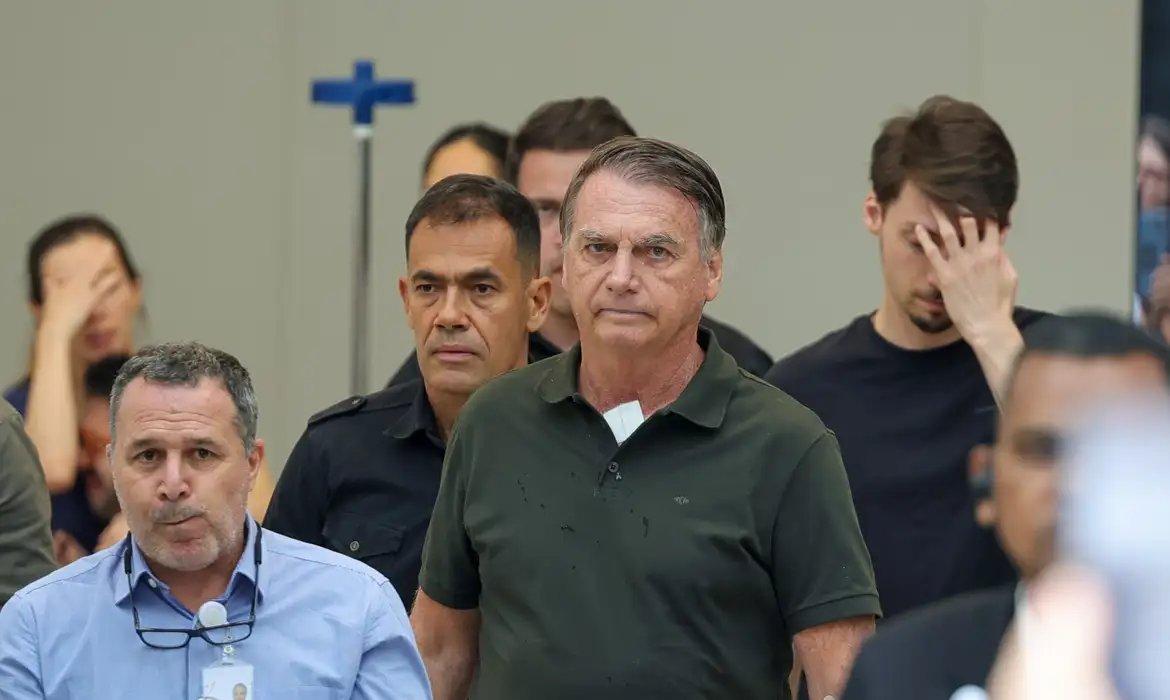 Jair Bolsonaro acompanhado de filhos e assessores após audiência de custódia.