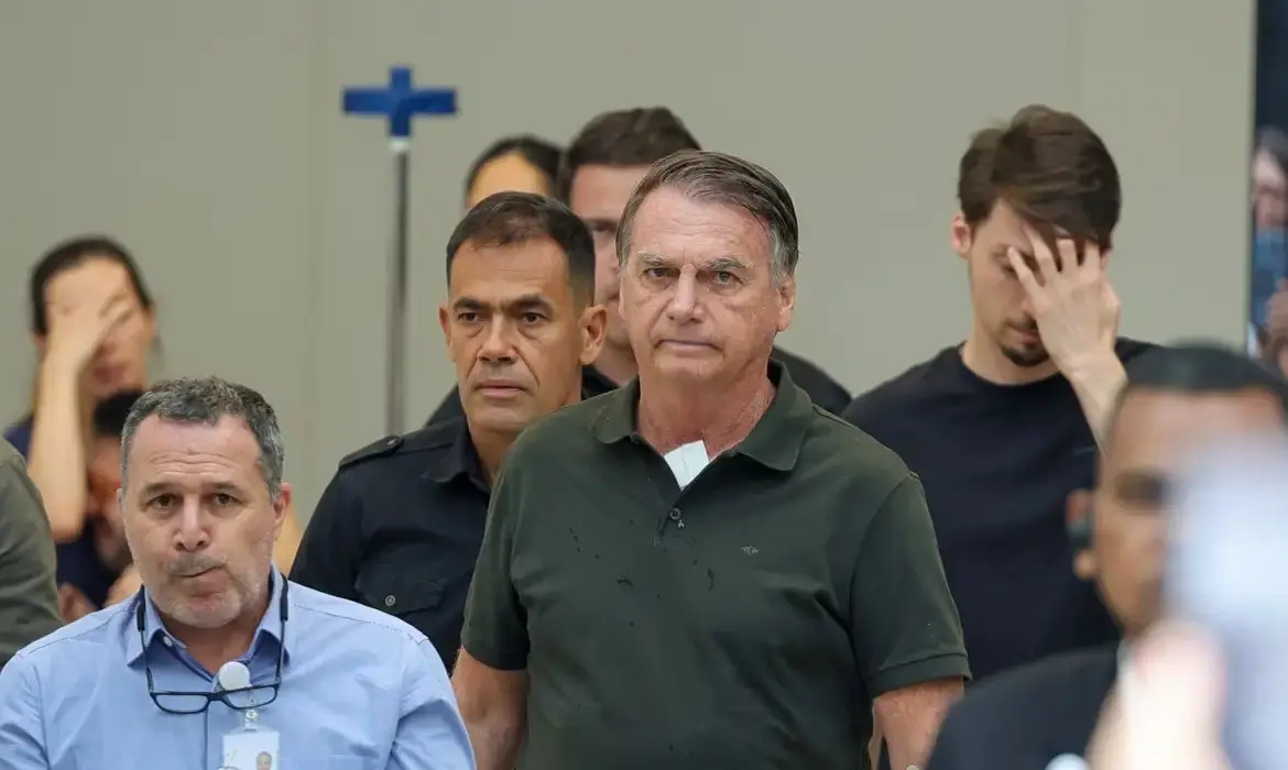 Jair Bolsonaro acompanhado de filhos e assessores após audiência de custódia.