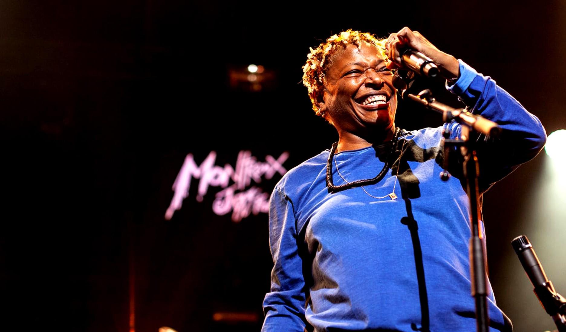 Foto que contém a cantora Mart'nália.