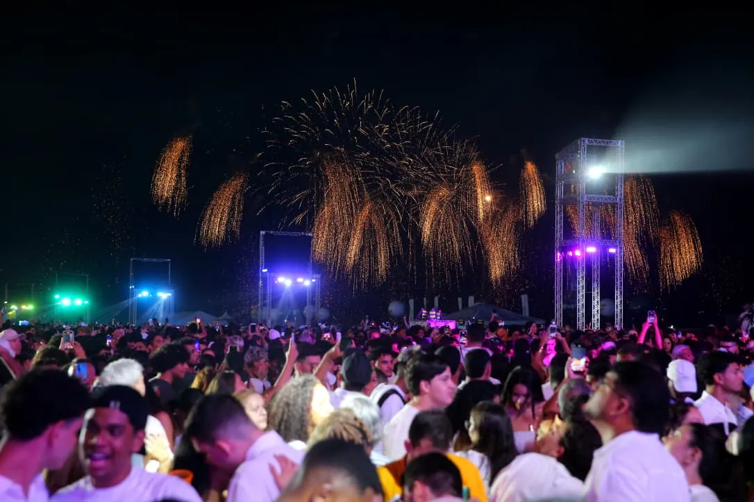 Público recebe 2026 com festa e fogos.