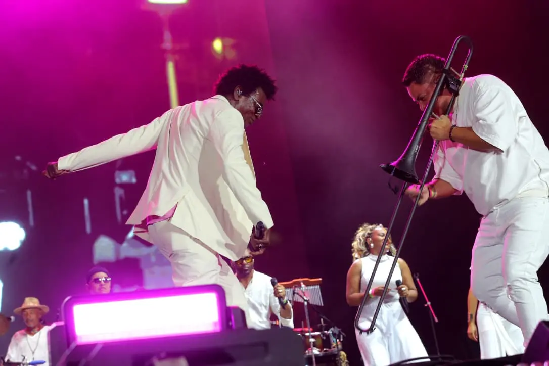 Seu Jorge com a banda.