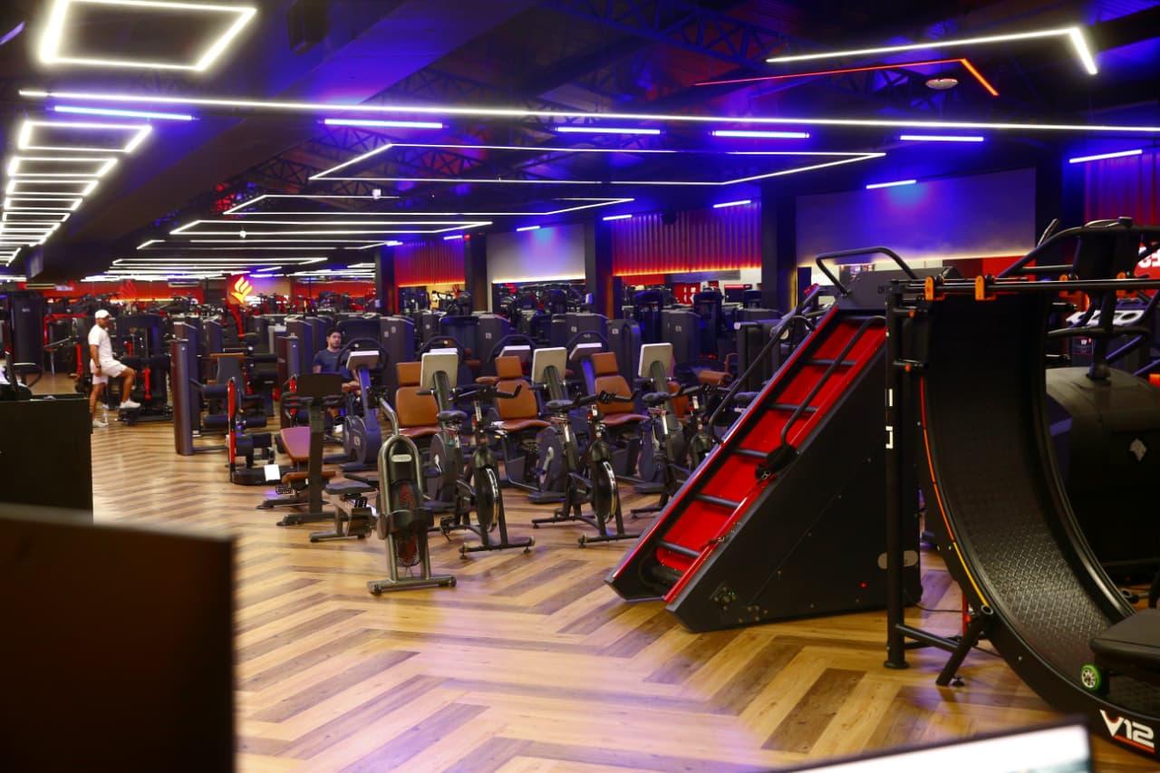 Uma pessoa em uma academia quase vazia.